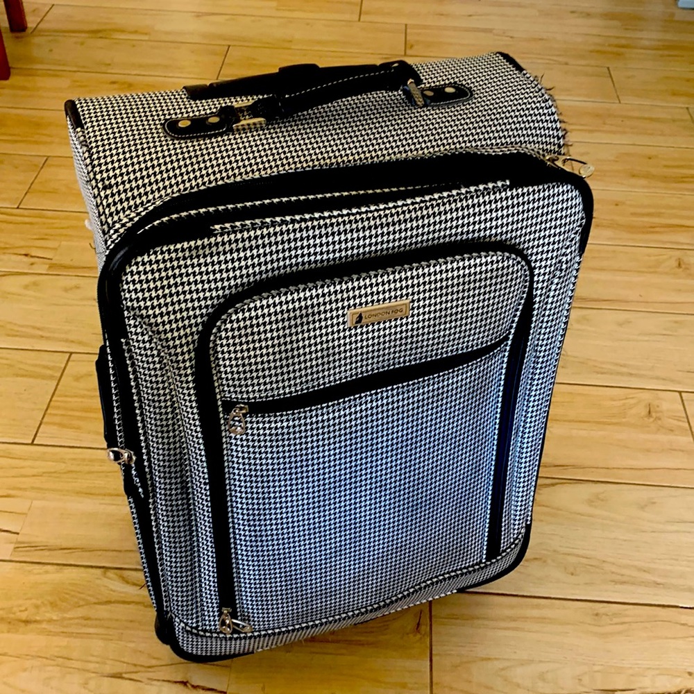 LONDON FOG expandable luggage, spinner wheels. Classy black and white print.